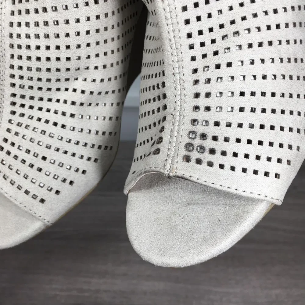 TAHARI TAUPE PERFORATED‎ LASER CUT SYMBA OPEN TOE WEDGE SANDAL 7